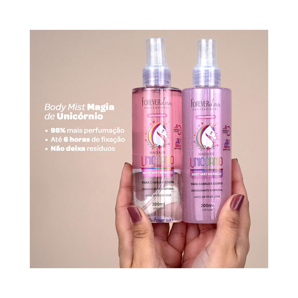 Duas mãos segurando frascos de body splash Forever Liss Magia de Unicórnio 200ml, líquido rosa e lilás